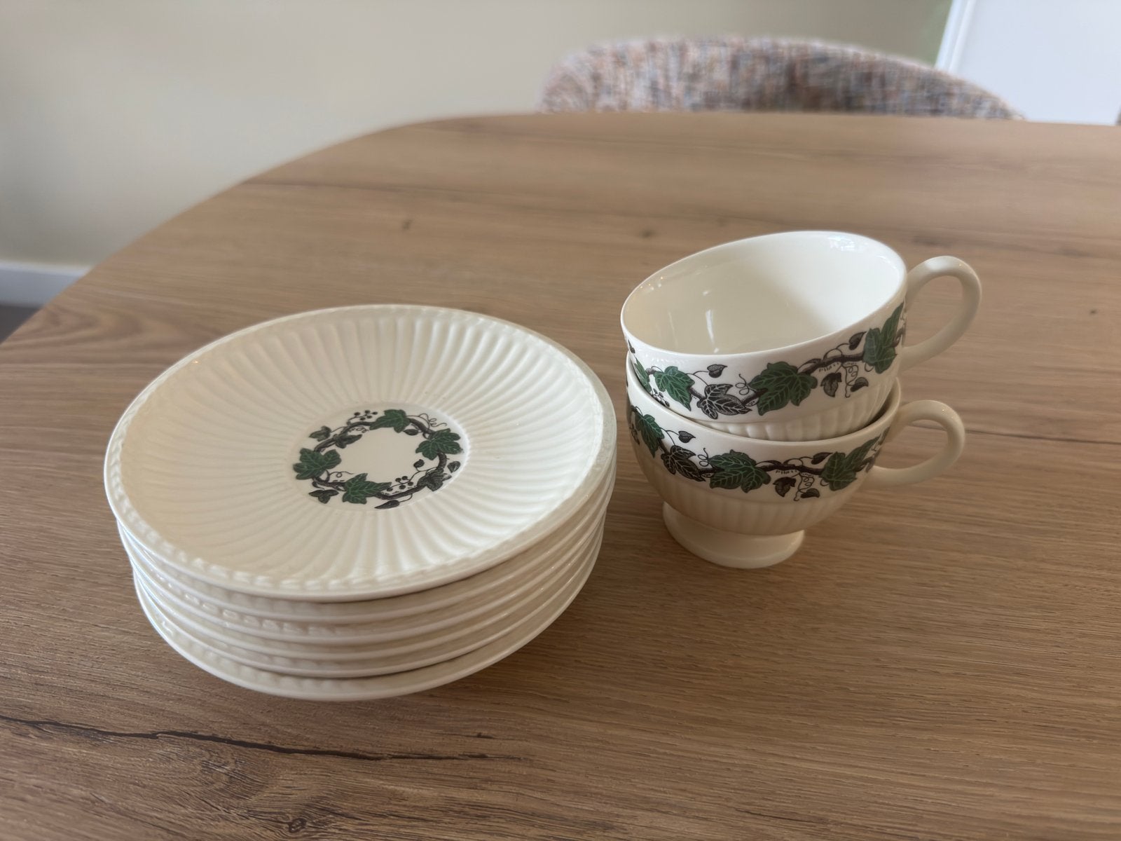 Wedgwood Ivy Leaf theekopjes en schotels, Klassiek, Ophalen of Verzenden, Zo goed als nieuw, Kop(pen) en/of Schotel(s)