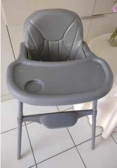 Grijze kinderstoel met afneembaar blad, Kinderen en Baby's, Kinderstoelen, Ophalen of Verzenden, Zo goed als nieuw, Overige typen