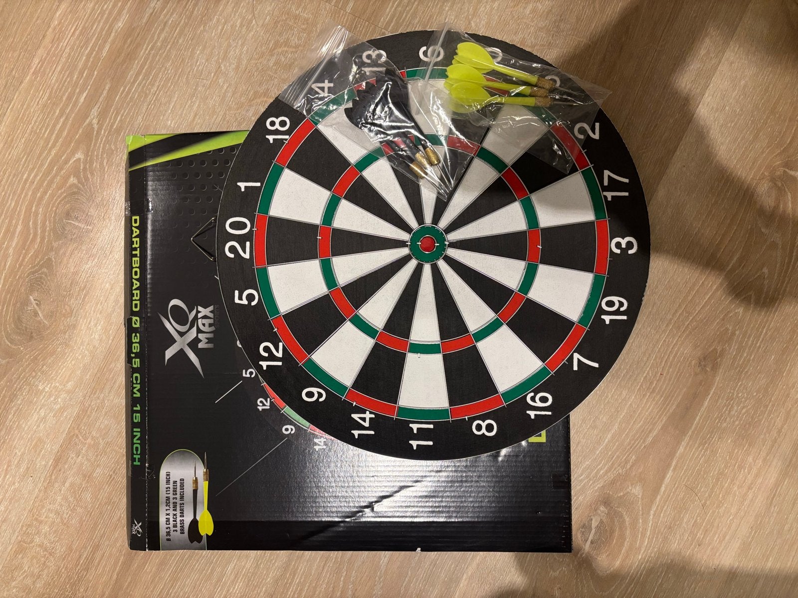 Dartbord met pijlen - XQ Max 36,5 cm, Sport en Fitness, Darts, Ophalen of Verzenden, Nieuw, Dartbord met pijlen