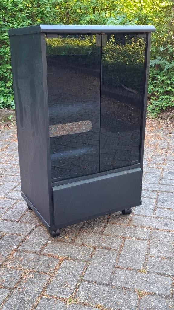 Zwart stereomeubel op wielen - H87,5xB48xD42cm, Ophalen, Minder dan 50 cm, Gebruikt, Minder dan 100 cm