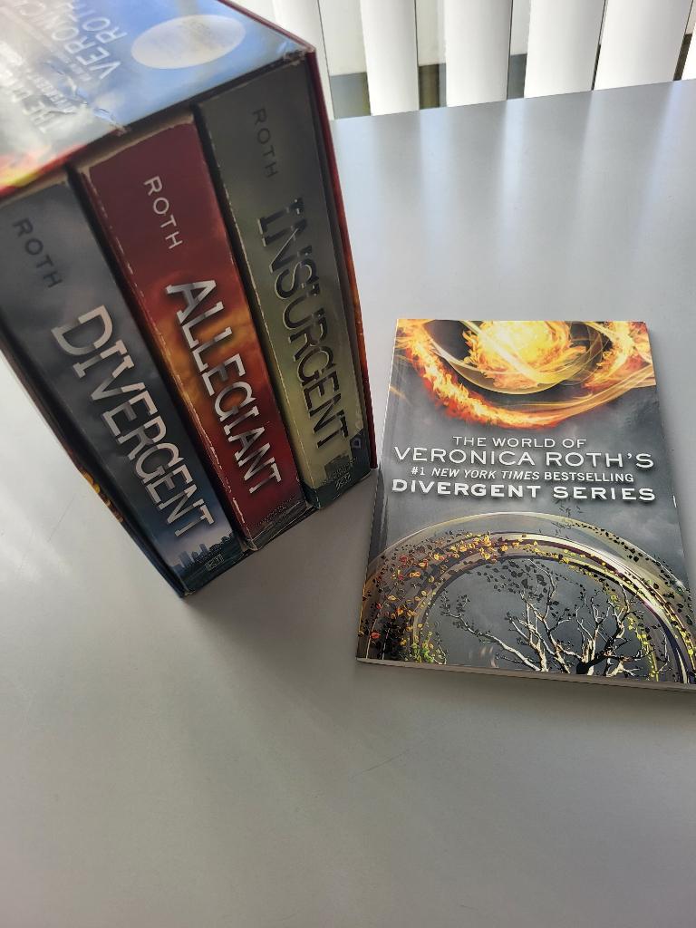 Divergent serie. 3 in een casette., Boeken, Ophalen of Verzenden, Gelezen, Veronica roth