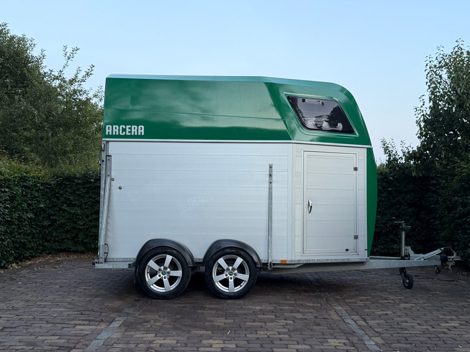 Mooie 2 paards atec vol aluminium, zadelkamer, klep deur, Ophalen, Aluminium, Zo goed als nieuw, 2-paards trailer