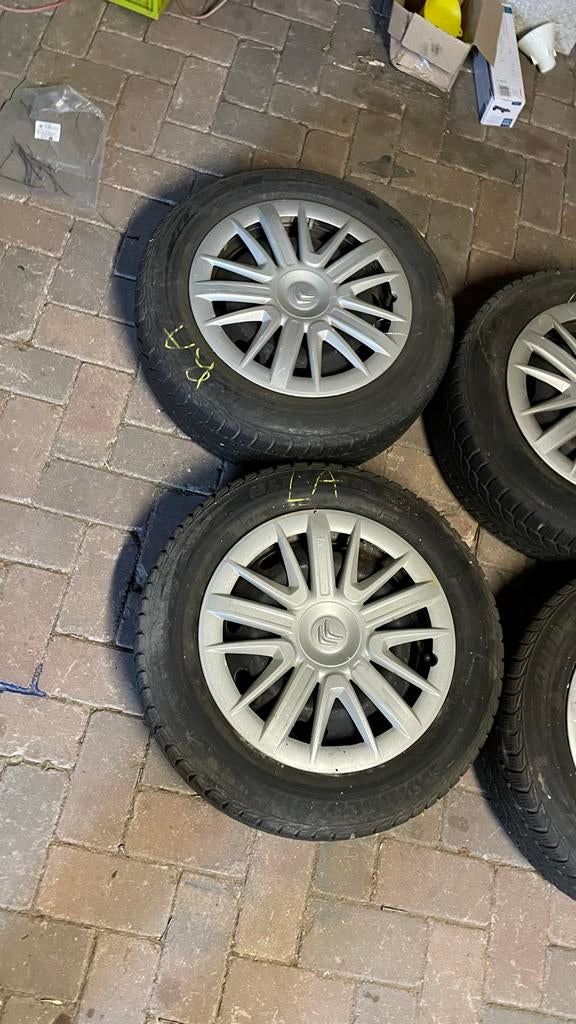 15 inch winterbanden met Citroën wieldoppen, Ophalen, Gebruikt