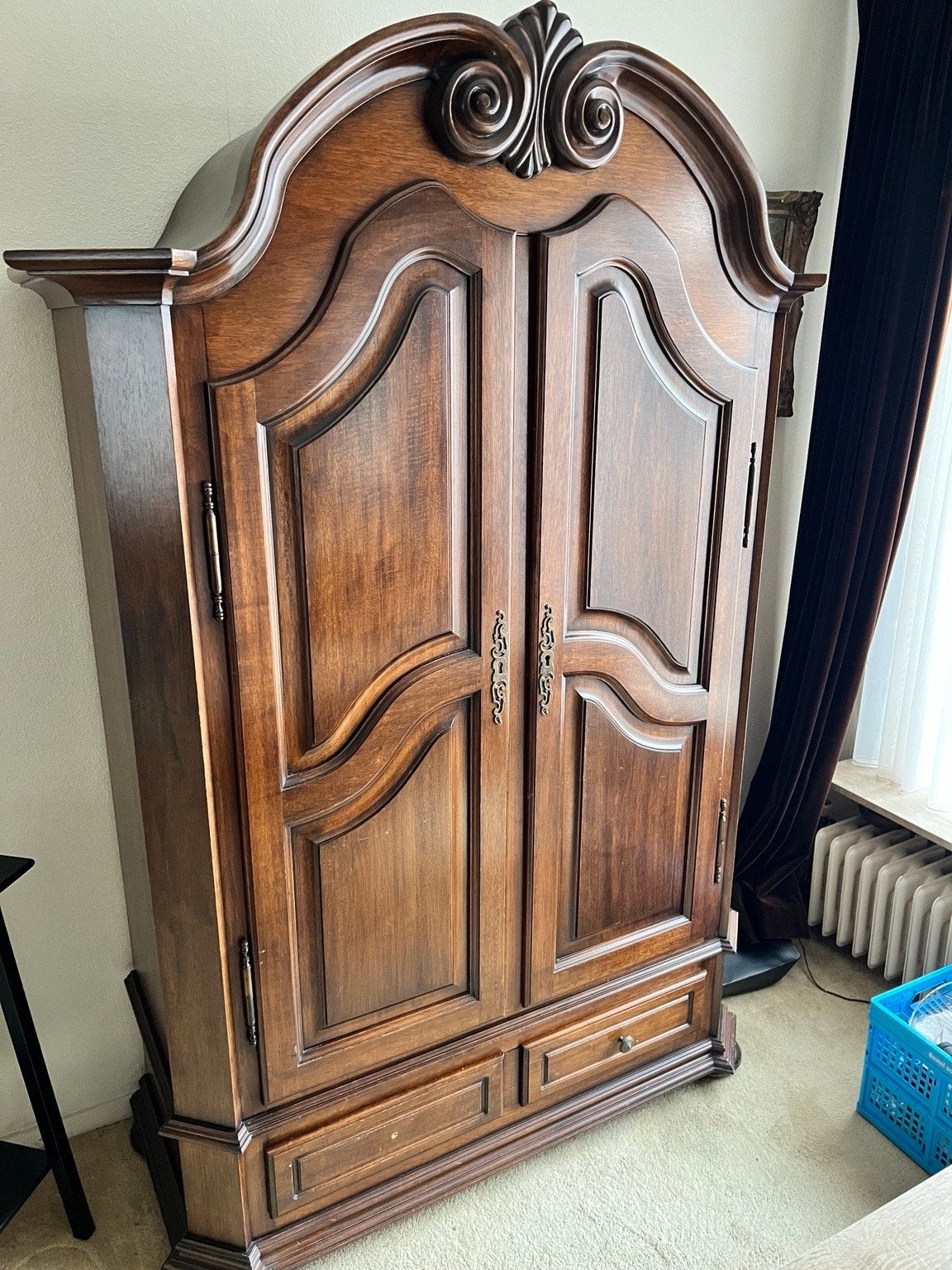 Klassieke massief houten kast met sierkuif en paneeldeuren, Ophalen