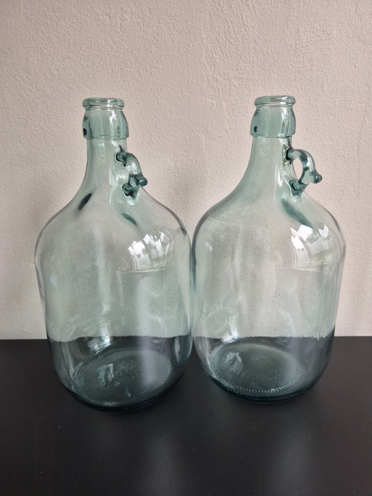 Set van 2 Vintage Glazen Flessen met Handvat, Antiek en Kunst, Antiek | Vazen, Ophalen of Verzenden
