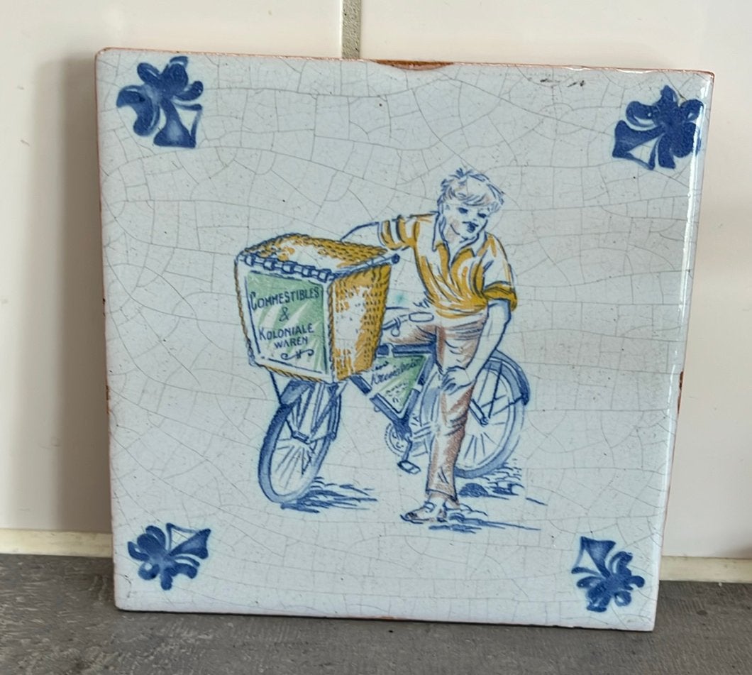 Antieke Delfts Blauwe Tegel: Kruidenier op Fiets, Ophalen of Verzenden