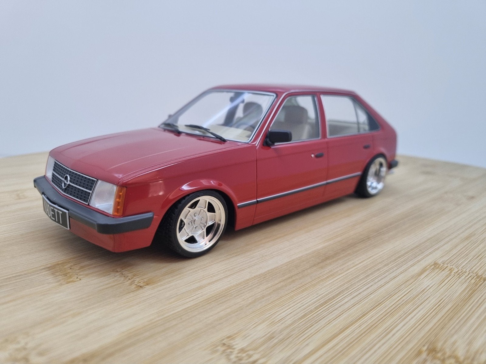 T9 Opel Kadett D Rood Custom Made! 15 Inch ATS Classic, Hobby en Vrije tijd, Modelauto's | 1:18, Overige merken, Auto, Verzenden