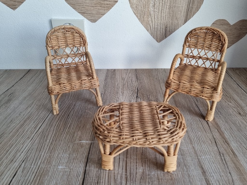 Mooi Vintage Rotan Set Tafel + Stoeltjes voor Barbie poppen, Verzenden, Gebruikt, Accessoires
