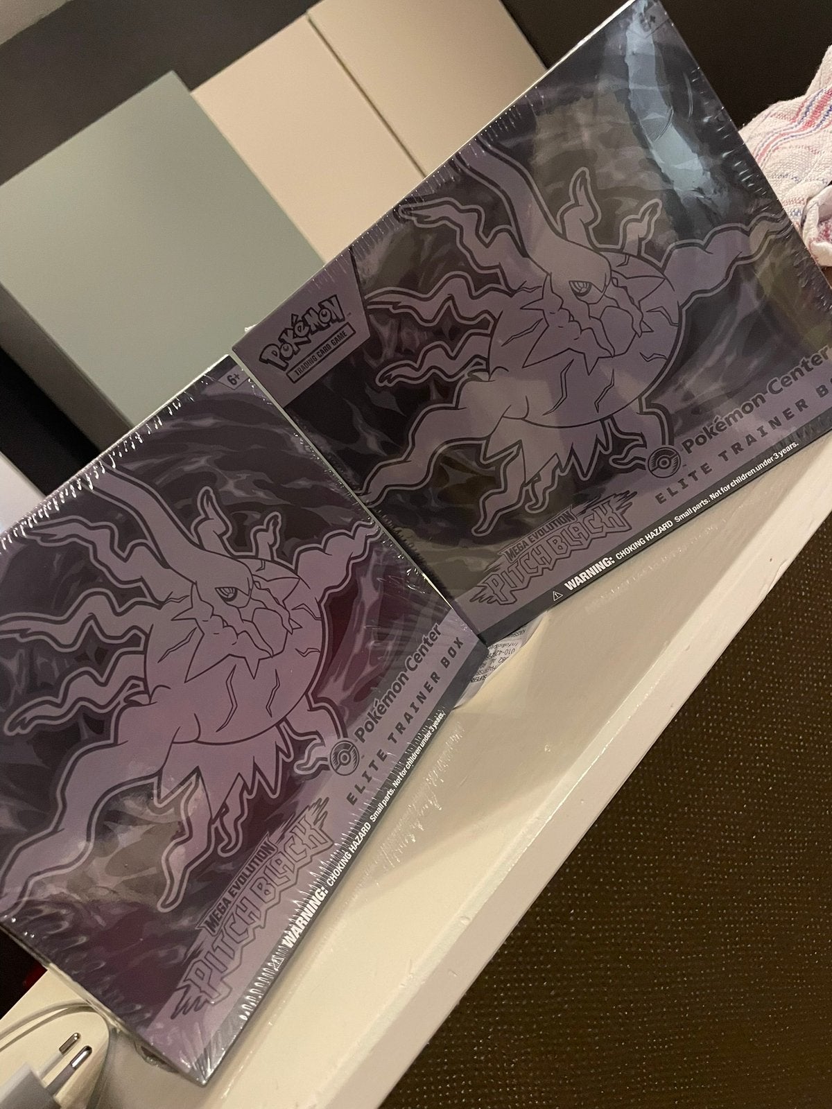 2x pokémon Center  Pitch black ETB’s, Ophalen, Zo goed als nieuw, Overige typen, Foil