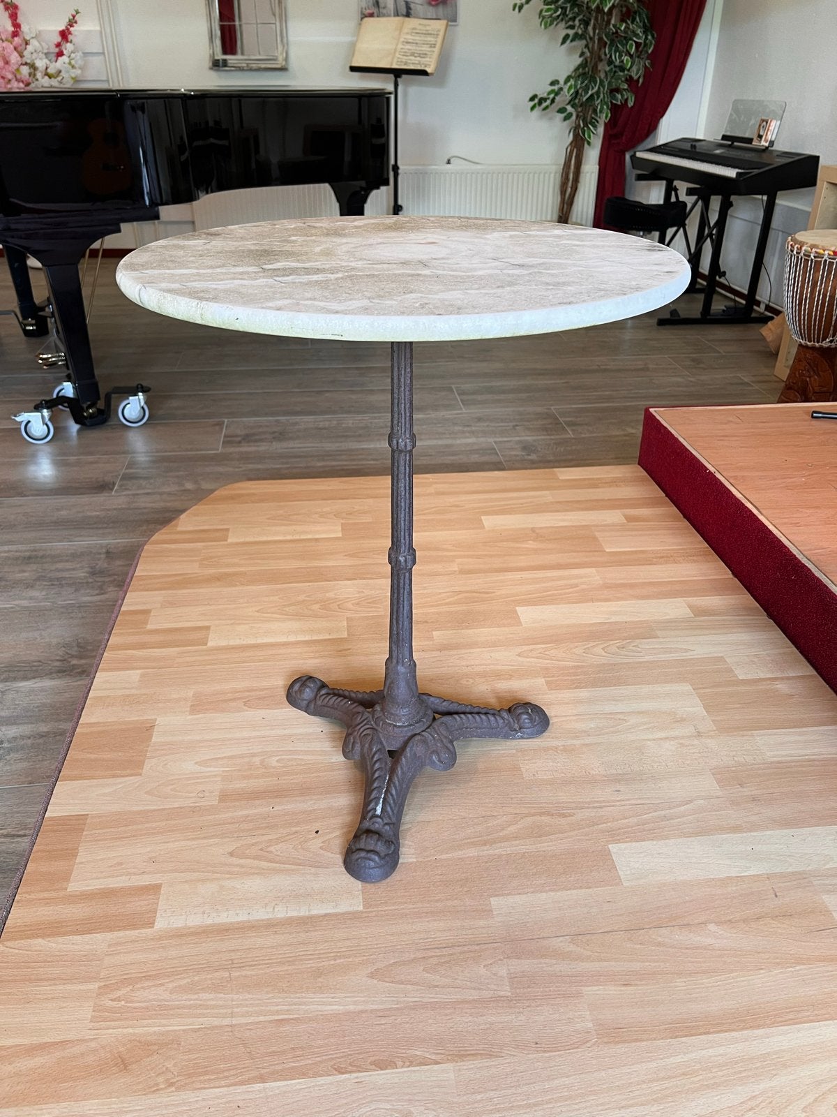 Vintage bistrotafel met marmeren blad en gietijzeren poot, Antiek en Kunst, Antiek | Meubels | Tafels, Ophalen