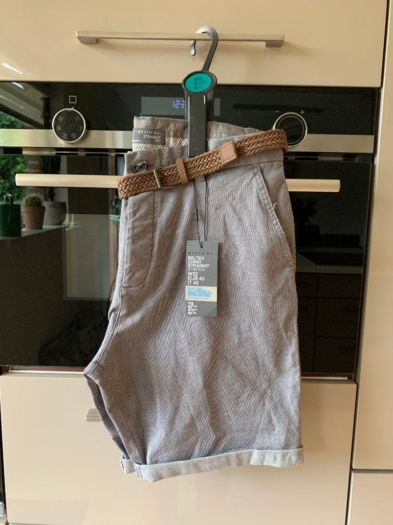 Korte grijze herenbroek, wijdte 32, Nieuw, Kleding | Heren, Broeken en Pantalons, Ophalen of Verzenden, Nieuw, Grijs