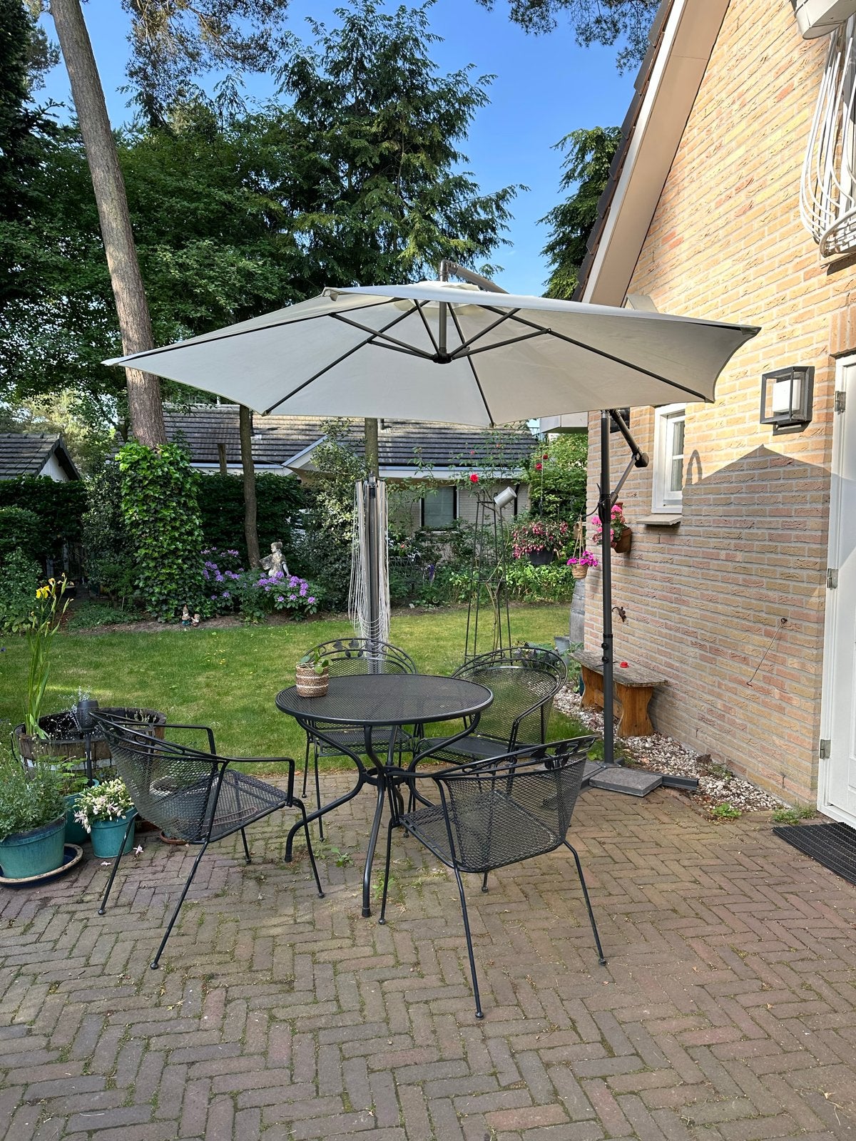 Zweefparasol met voet en tegels, Tuin en Terras, Parasols, Ophalen, Gebruikt, 2 tot 3 meter, Zweefparasol
