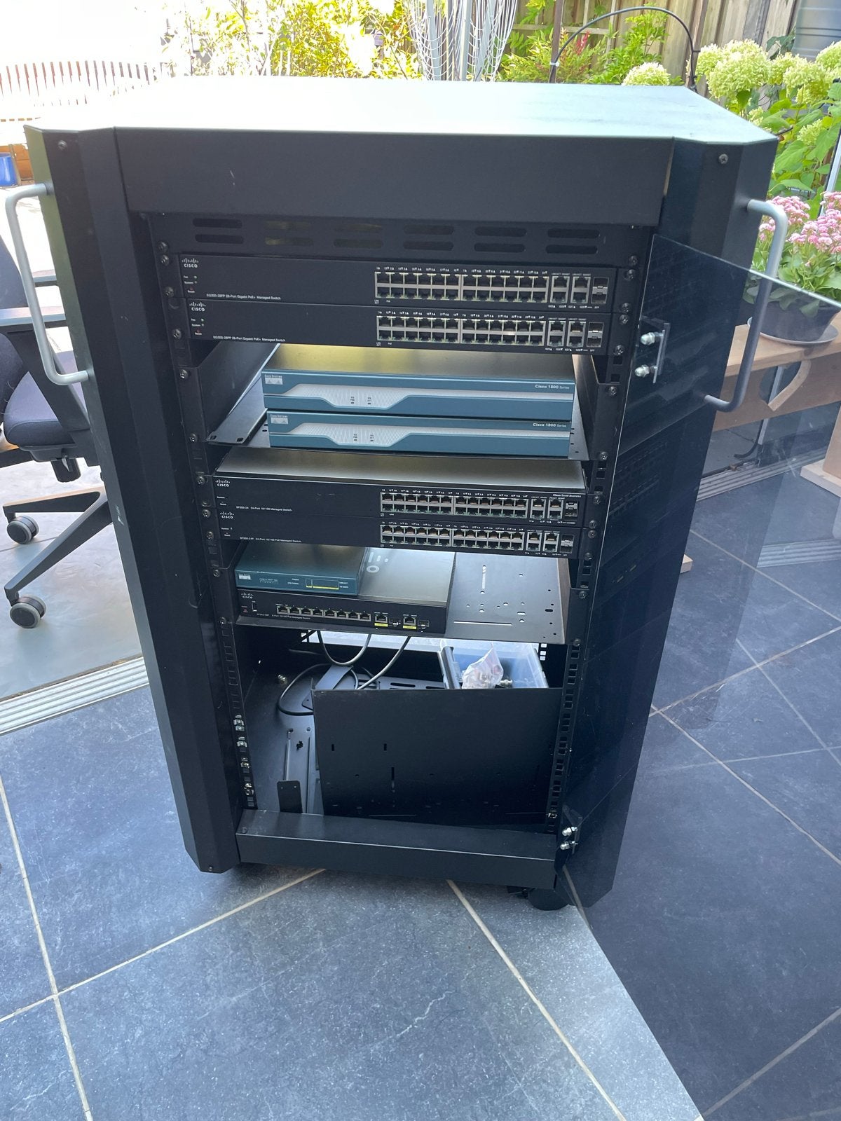 Cisco Serverkast met diverse netwerkapparatuur, Ophalen, Gebruikt
