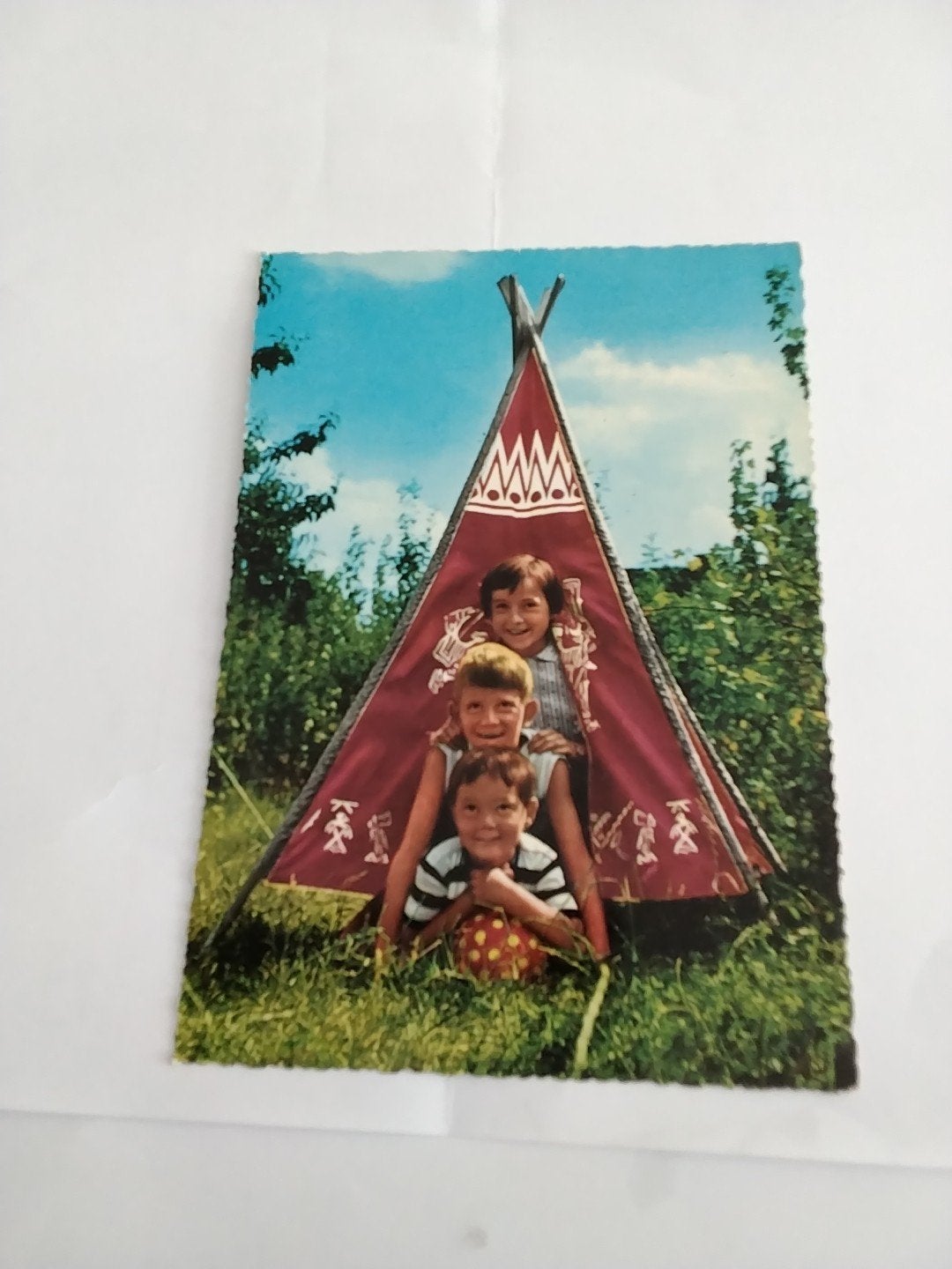 Vintage Ansichtkaart Kinderen in Tipi Tent, Ophalen of Verzenden, 1960 tot 1980, Gelopen, Kinderen