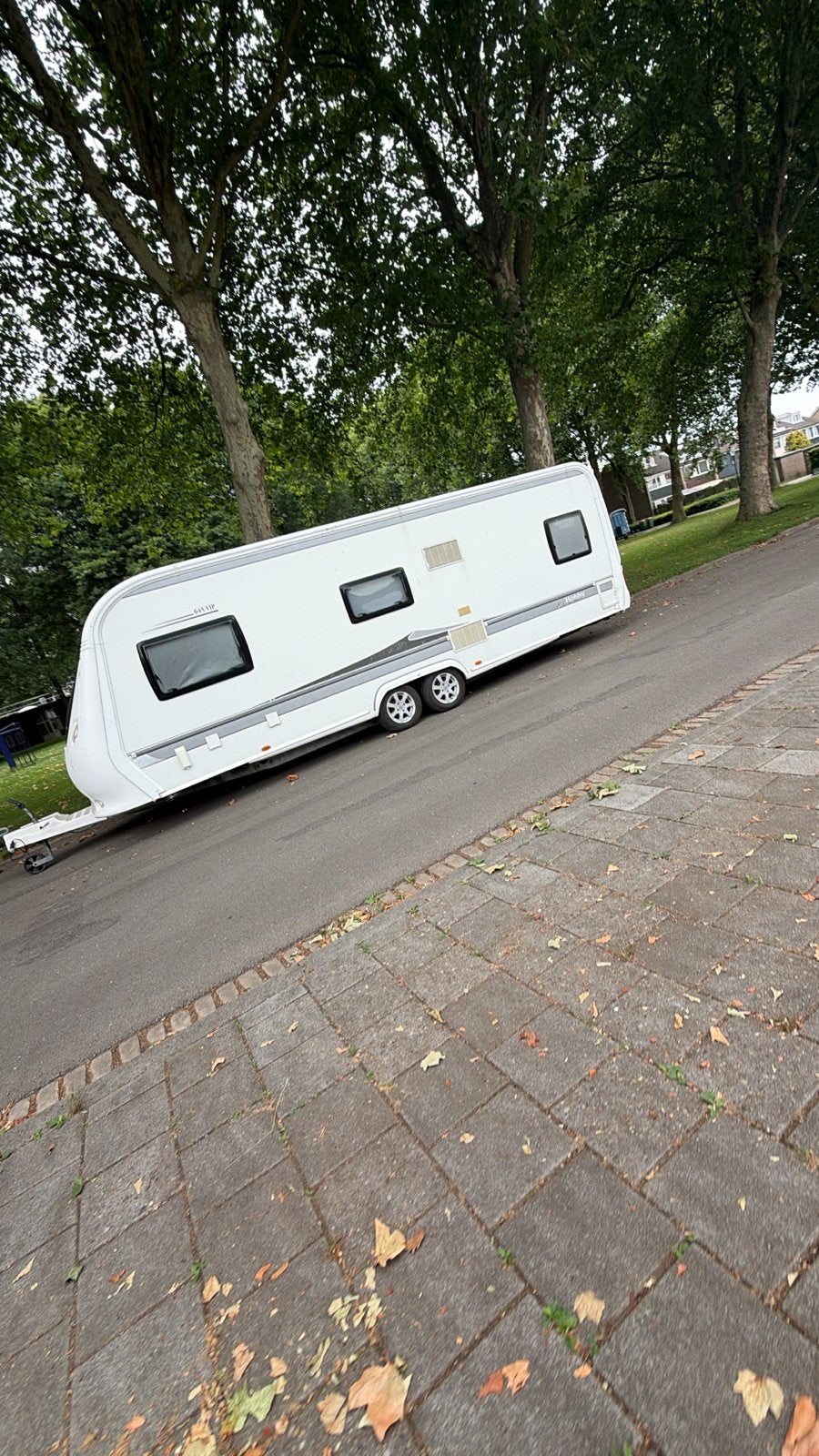 Hobby 645 VIP met nieuwe mover en luifel (juli 2026), Caravans en Kamperen, Mover, Vast bed, Rondzit, Hobby