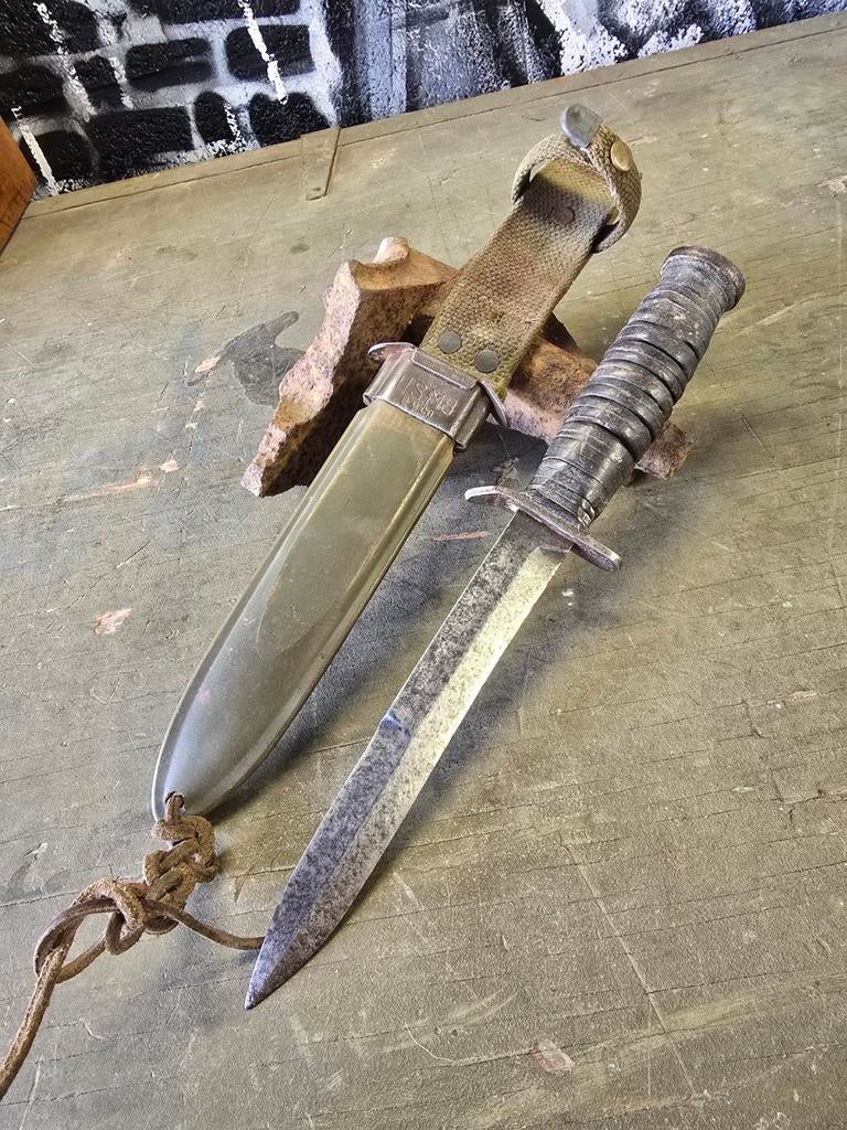 WWII US M3 Utica guard marked fighing knife, Verzamelen, Militaria | Tweede Wereldoorlog, Ophalen of Verzenden, Amerika, Embleem of Badge