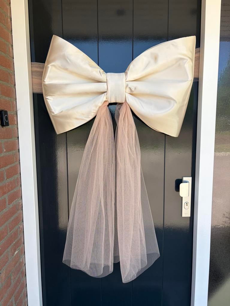 Te huur: Beige satijn/tule XL strik, Hobby en Vrije tijd, Feestartikelen | Verhuur, Ophalen of Verzenden, Nieuw, Geboorte of Huwelijk