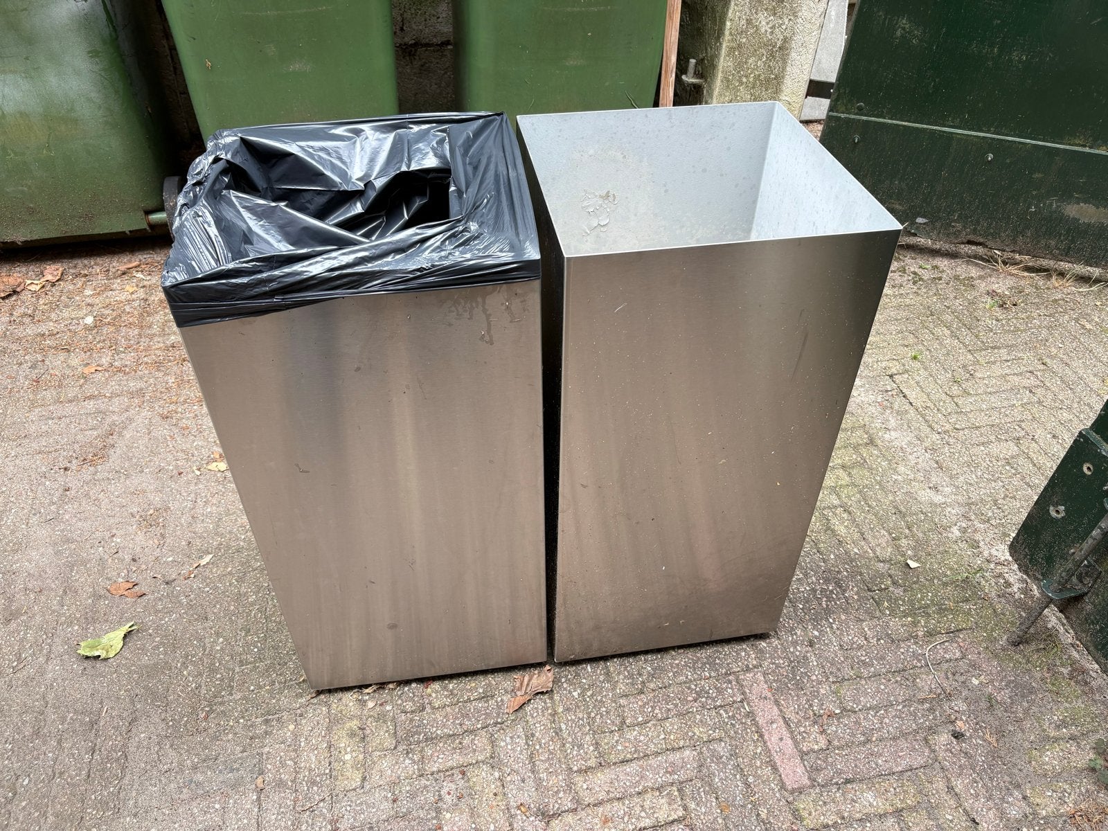 2 RVS Afvalbakken / Prullenbakken - Gebruikt op wieltjes, Ophalen, 50 – 75, Gebruikt, Rvs