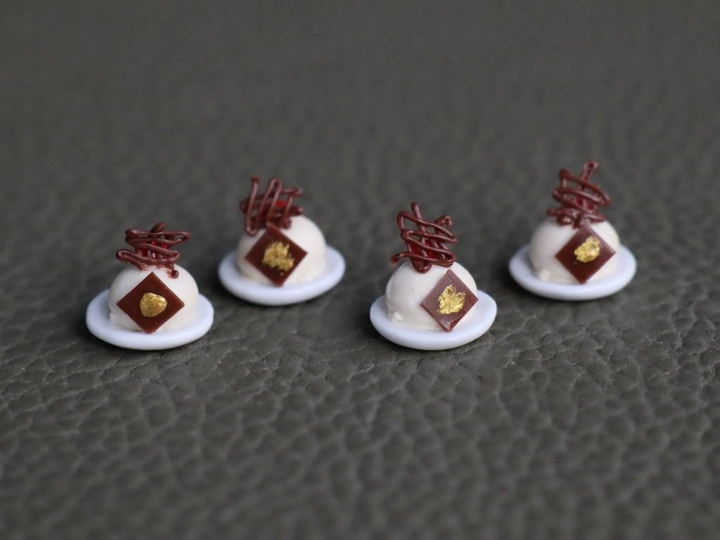 Piepkleine heel fijn gemaakte sneeuwbalgebakjes op 1 cm bord, Ophalen of Verzenden, Nieuw, Gebruiksvoorwerp