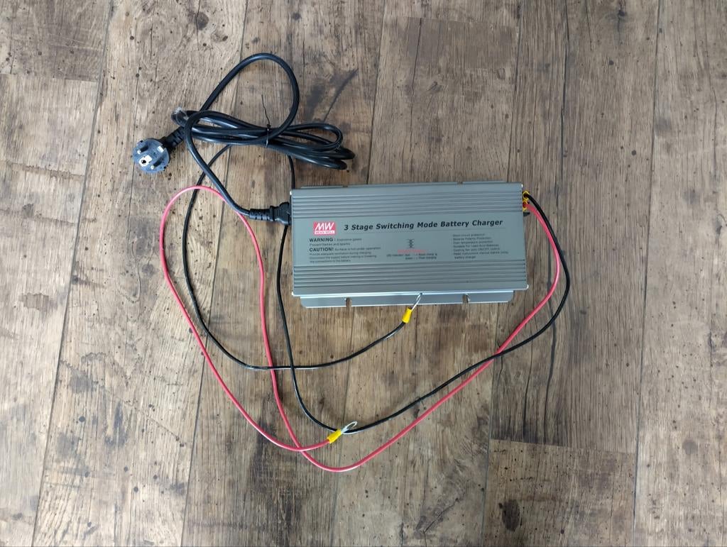MW PB-300P-12 Acculader voor Caravan/Camper, Caravans en Kamperen, Caravan accessoires, Gebruikt, Ophalen of Verzenden