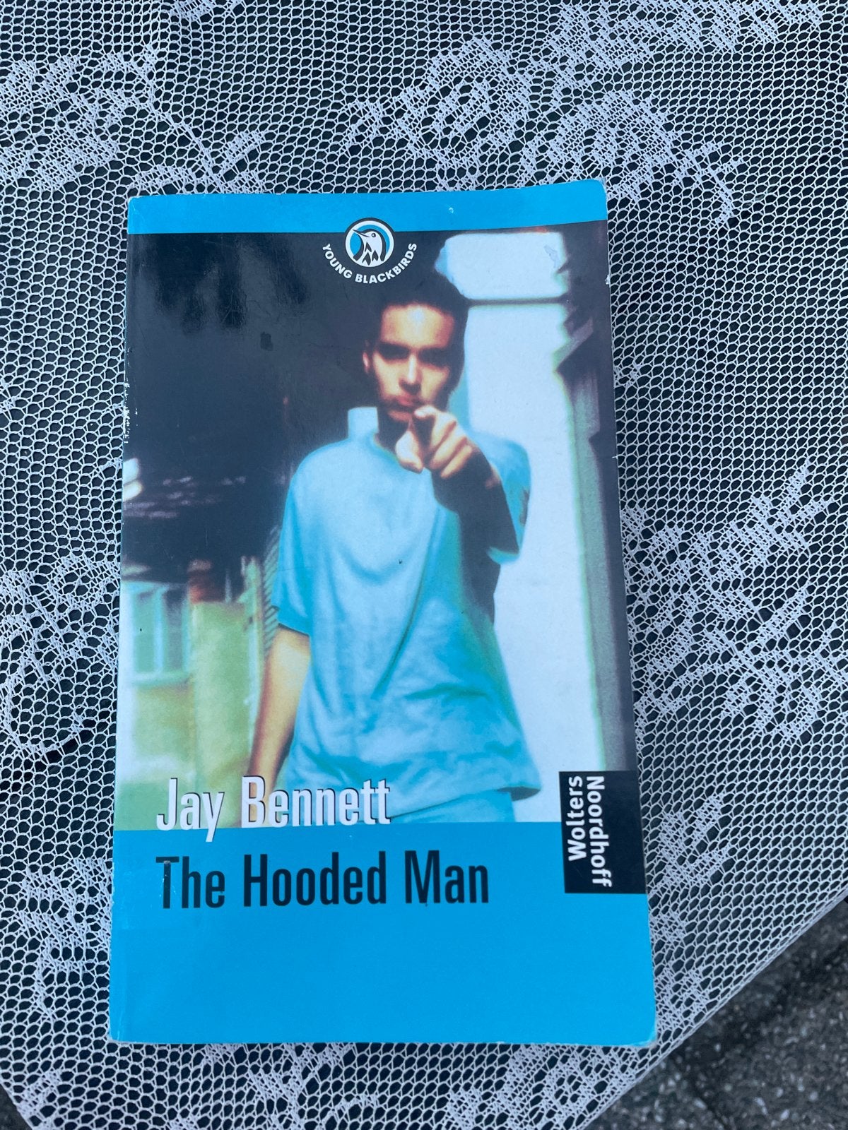 Engels boek: The Hooded Man - Jay Bennett (Young Blackbirds), Boeken, Ophalen of Verzenden, Gelezen, Fictie