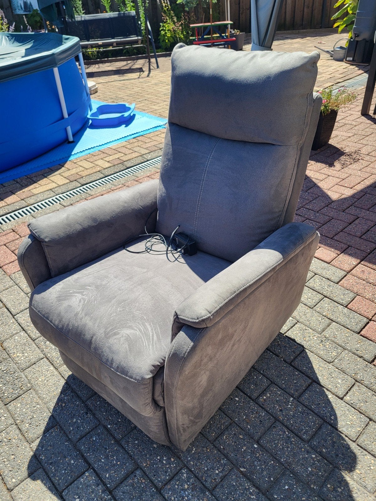 Grijze relaxfauteuil met elektrische verstelling, Ophalen, Gebruikt, 75 tot 100 cm, 75 tot 100 cm