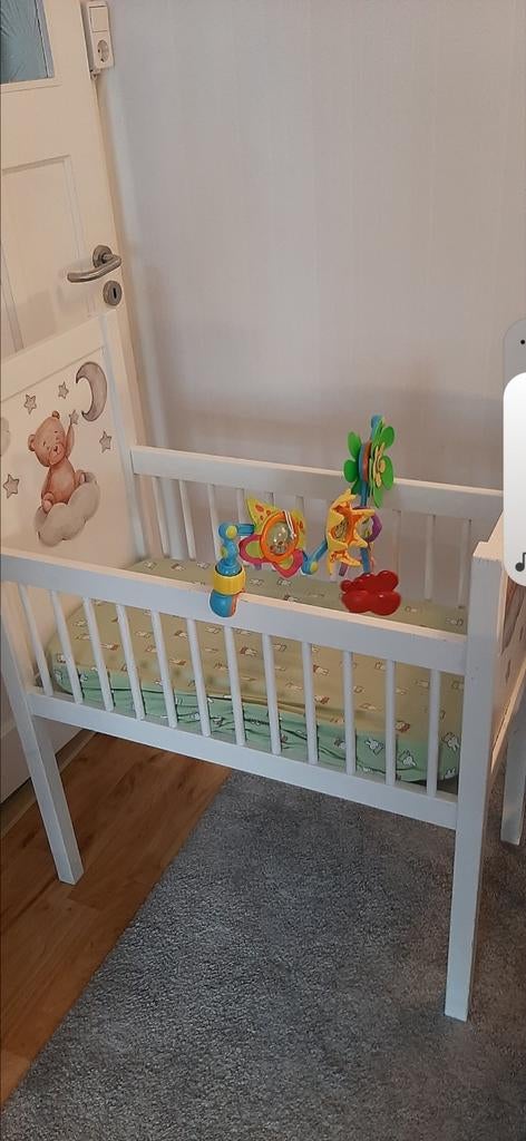 Witte wieg met schattige teddybeer decoratie, Kinderen en Baby's, Babywiegjes en Ledikanten, Ophalen of Verzenden, Zo goed als nieuw