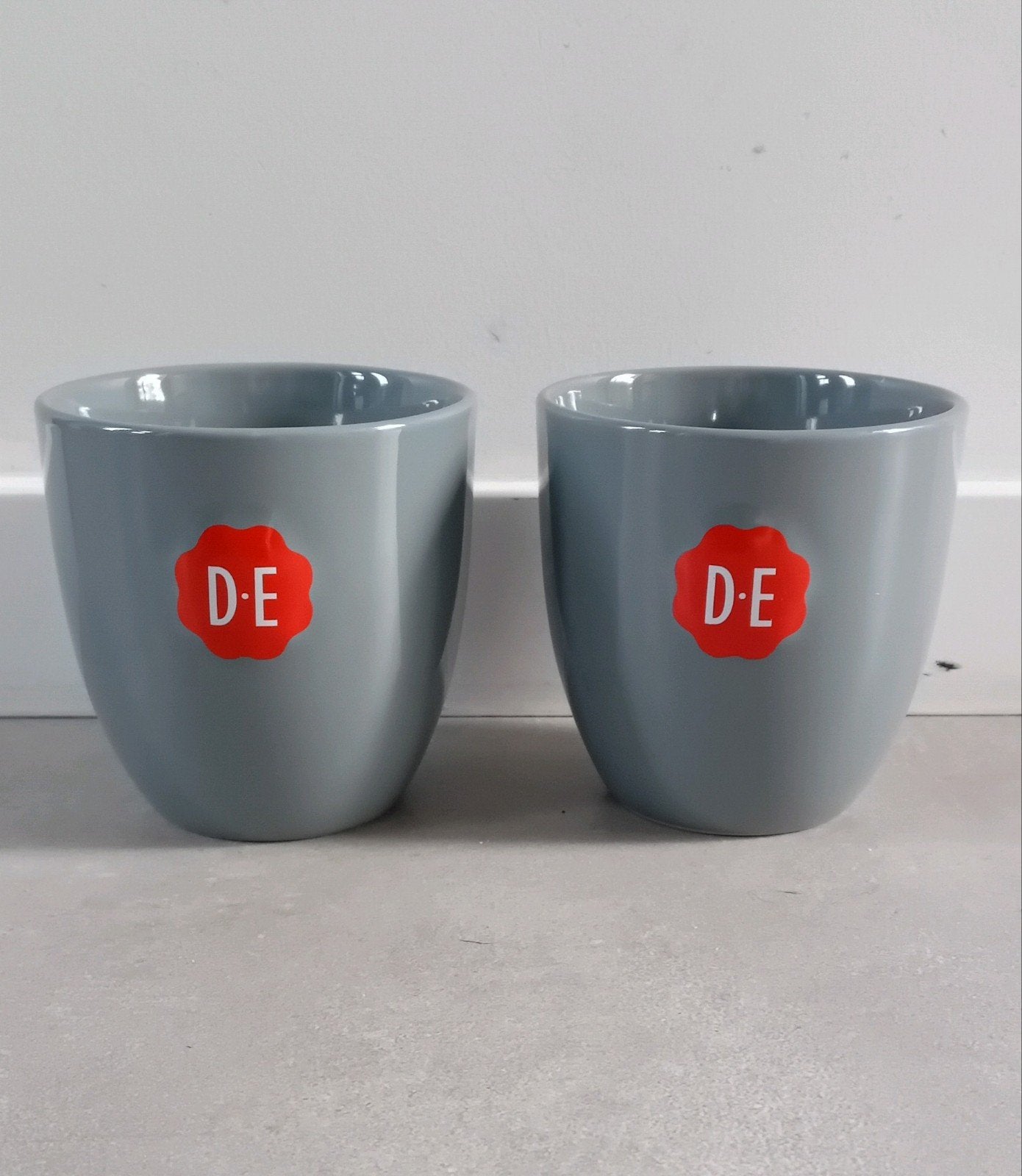 2 Douwe Egberts cappuccino/koffiemokken, Overige merken, Keramiek, Nieuw, Overige stijlen