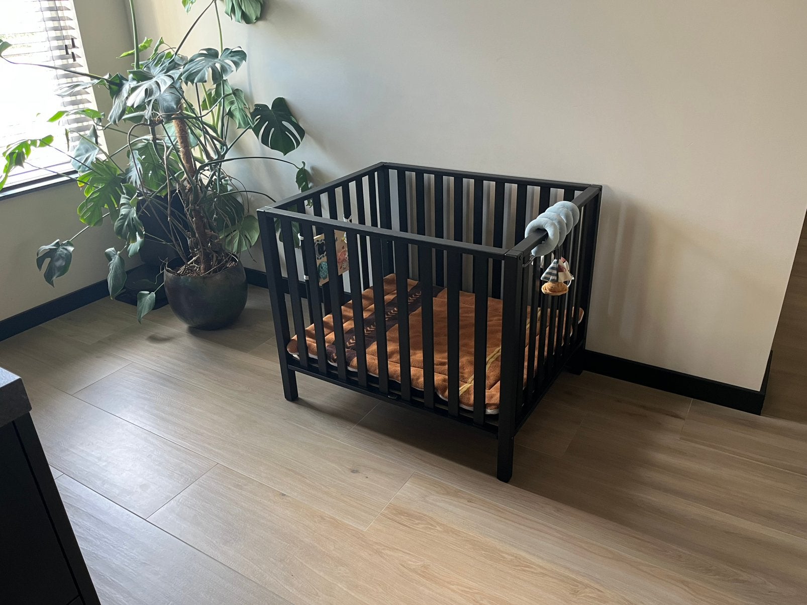 Zwarte box met matras en boxkleed, Kinderen en Baby's, Boxen, Ophalen, Gebruikt, Boxkleed