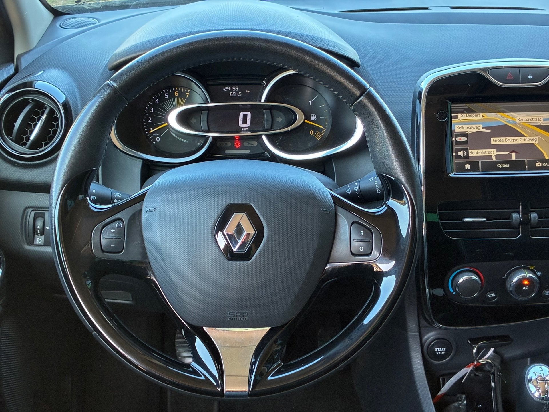 Renault Clio 0.9 TCe Expression|1e Eigenaar|Navigatie|Cruise, Voorwielaandrijving, 540 kg, Zwart, Origineel Nederlands