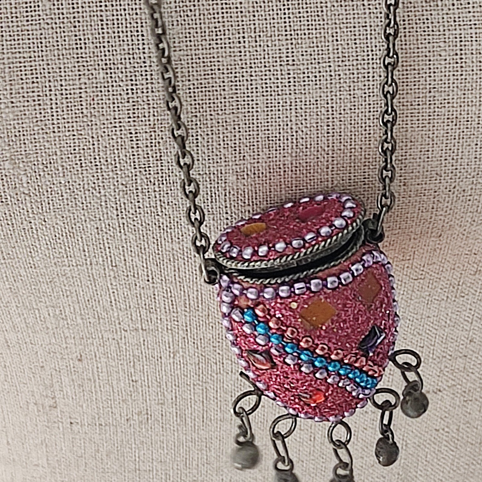 Vintage Tibetaanse metalen amulet-tasje met rode en blauwe, Sieraden, Tassen en Uiterlijk, Kettingen, Overige materialen, Gebruikt