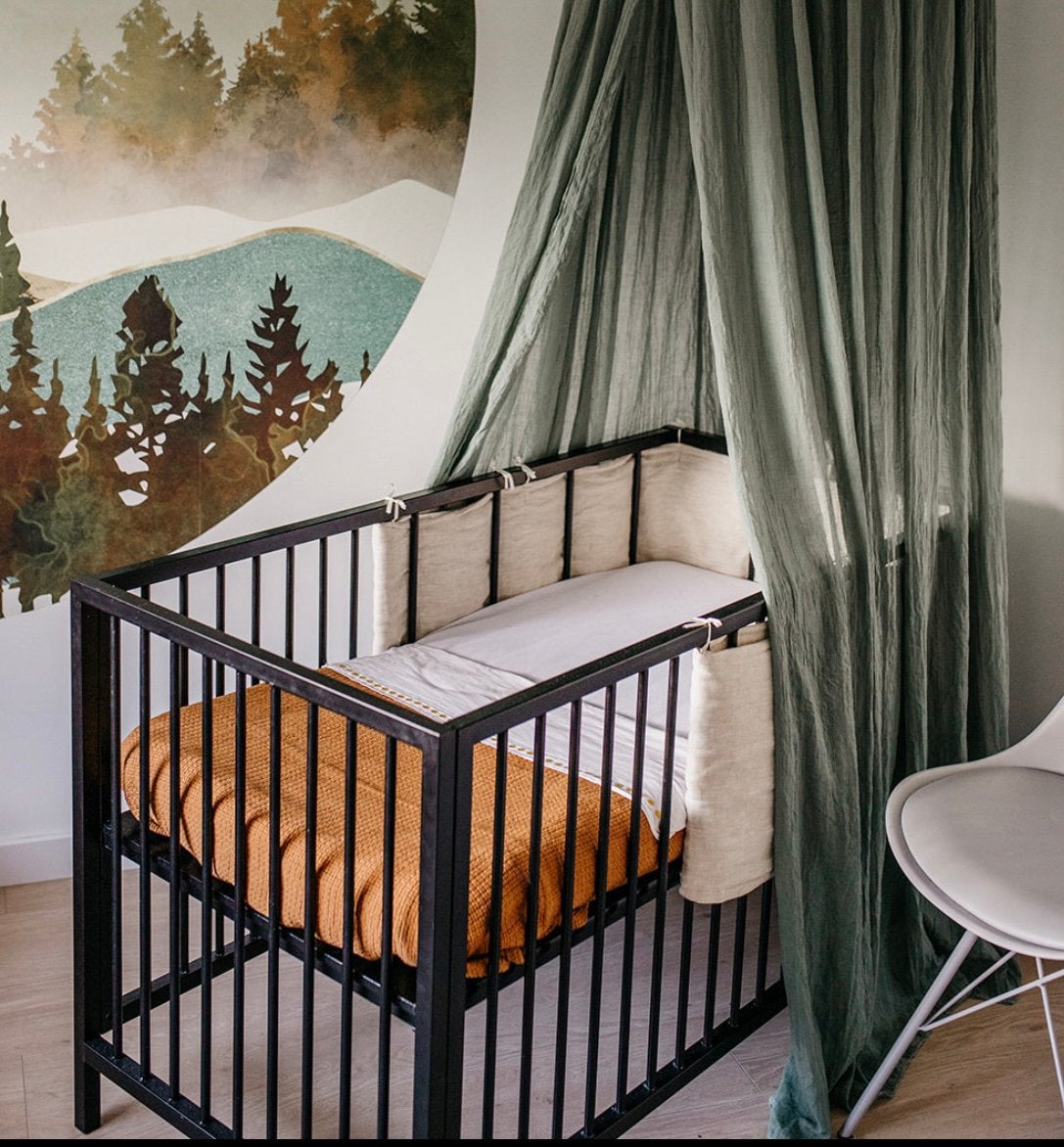 Stijlvol zwart babyledikant 60x120 cm – hoogte verstelbaar, Kinderen en Baby's, Babywiegjes en Ledikanten, Zo goed als nieuw, Ledikant