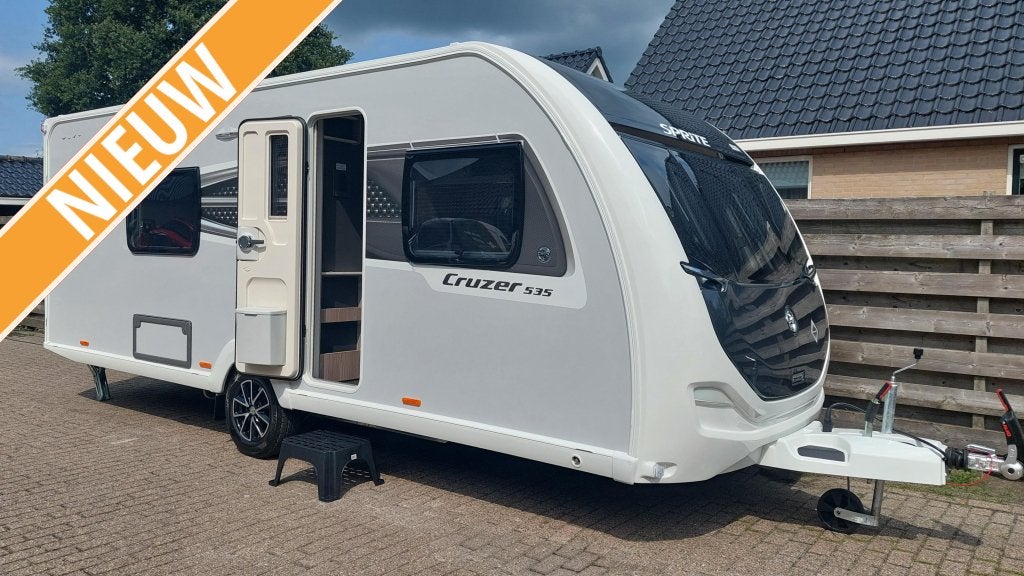 Sprite Cruzer 535 SR 2026 . Nieuw binnen !, Caravans en Kamperen, Caravans, Bedrijf, tot en met 4, 1250 - 1500 kg, Standaardzit