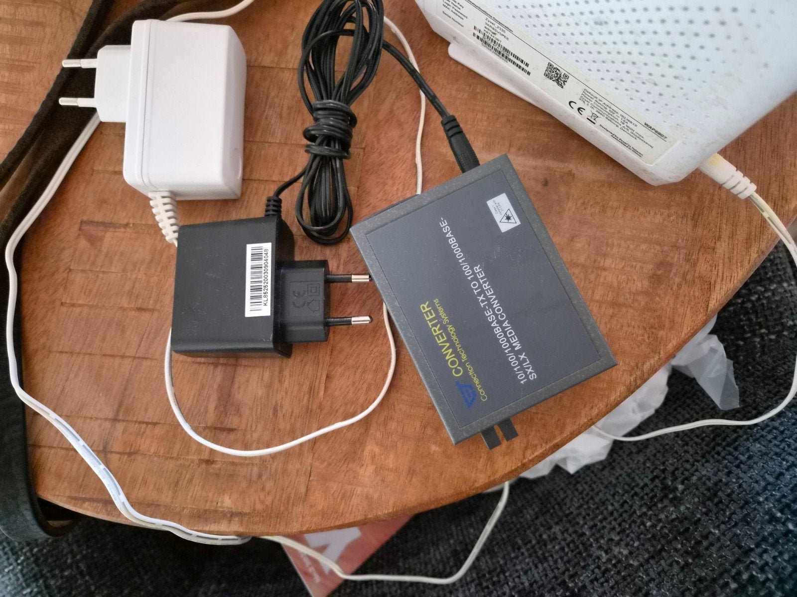 Zyxel T-50 Router met modem en glasvezel converter, Ophalen, Gebruikt, Router met modem, Zyxel