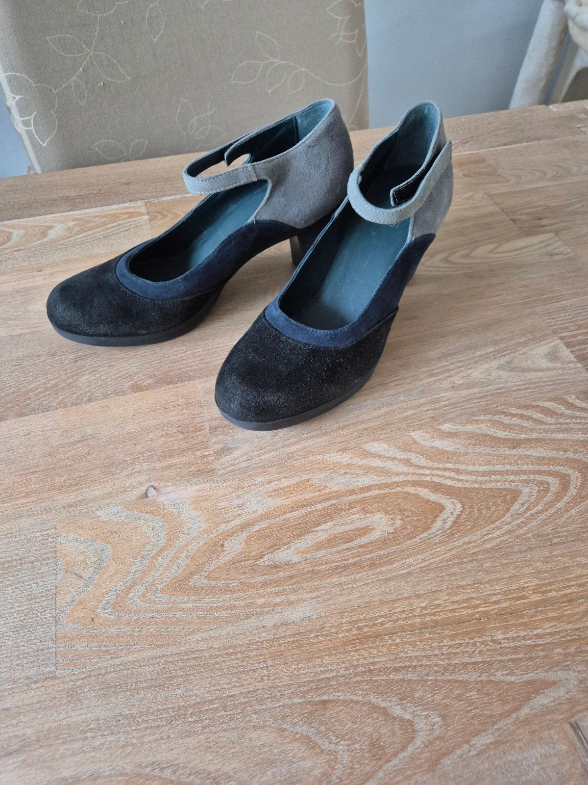 Khrio suède pumps met bandje - Maat 38, Pumps, Khrio, Blauw, Ophalen of Verzenden