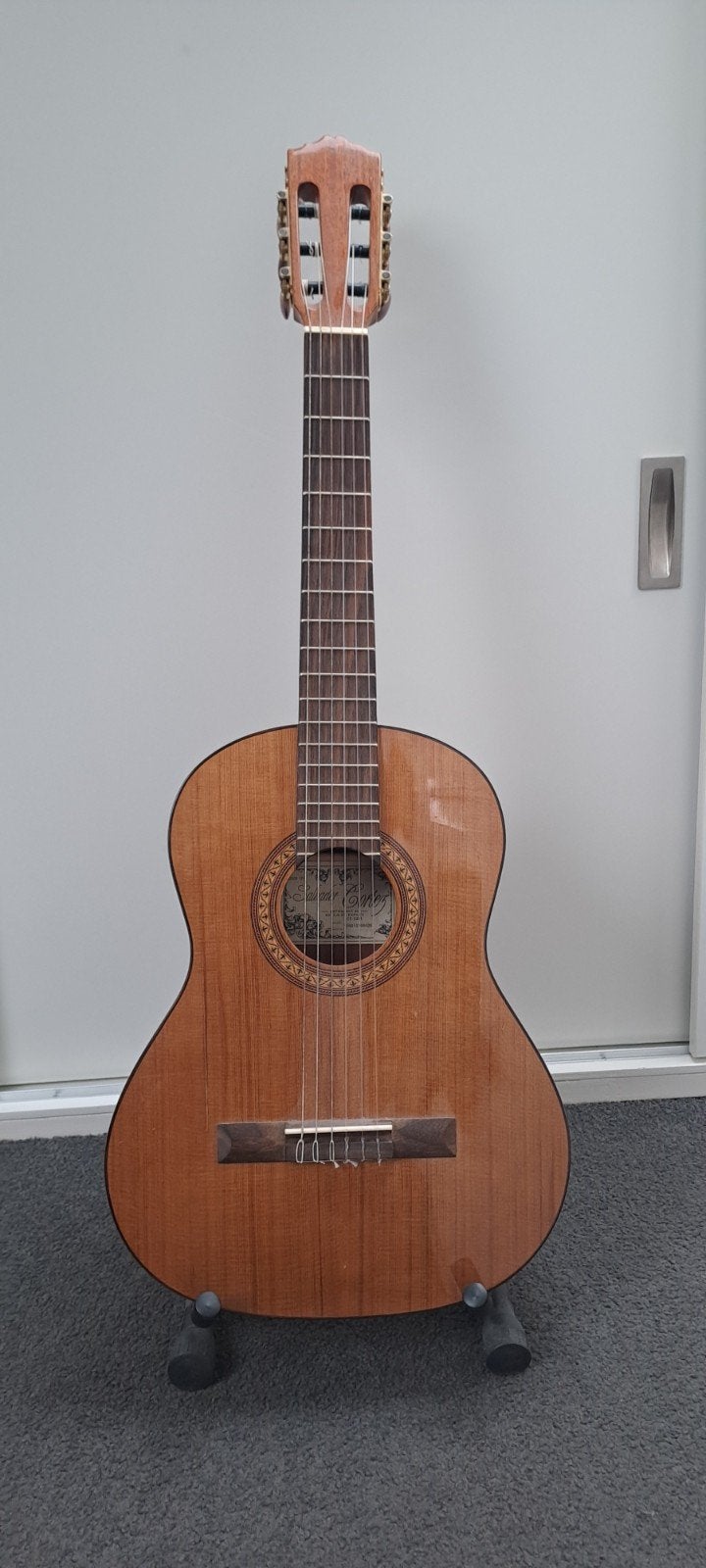 Salvador cortez 3/4 klassieke gitaar standaard en voetenbank, Muziek en Instrumenten, Ophalen, Gebruikt, Klassieke of Spaanse gitaar