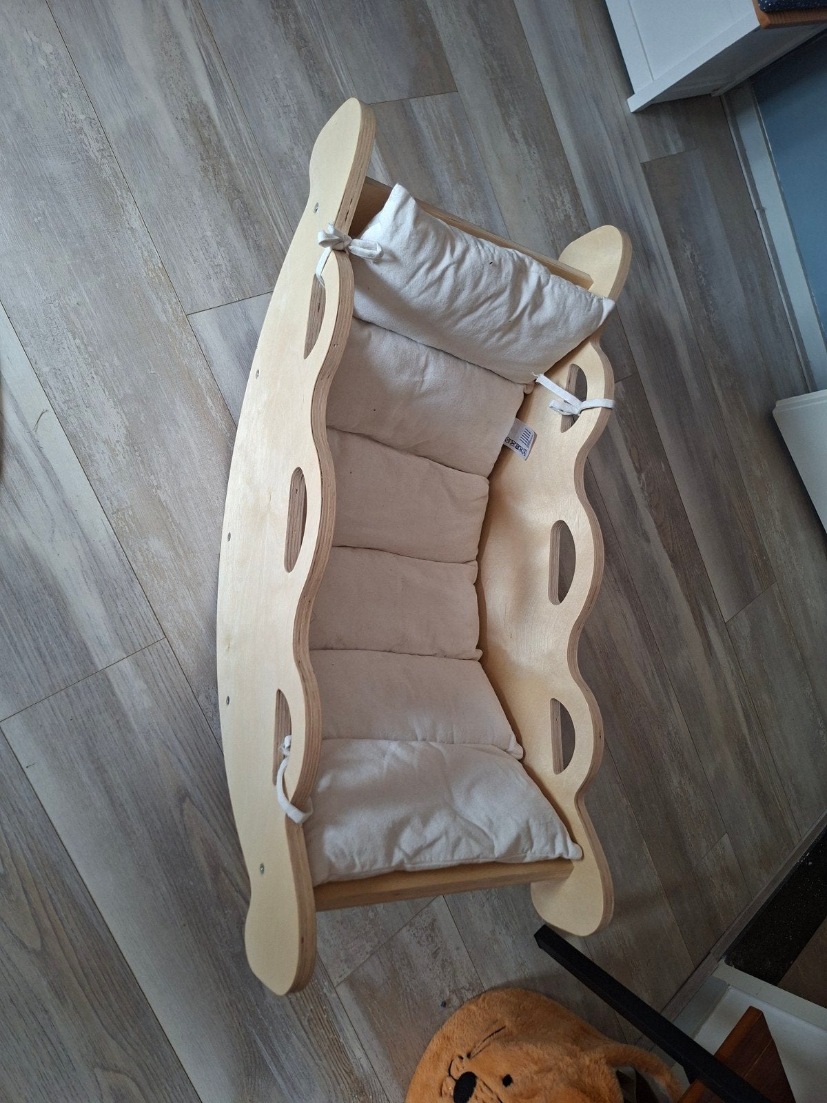 Houten Montessori Klimboog / Schommelwieg met kussen, Ophalen, Zo goed als nieuw, Rij- of Hobbelspeelgoed
