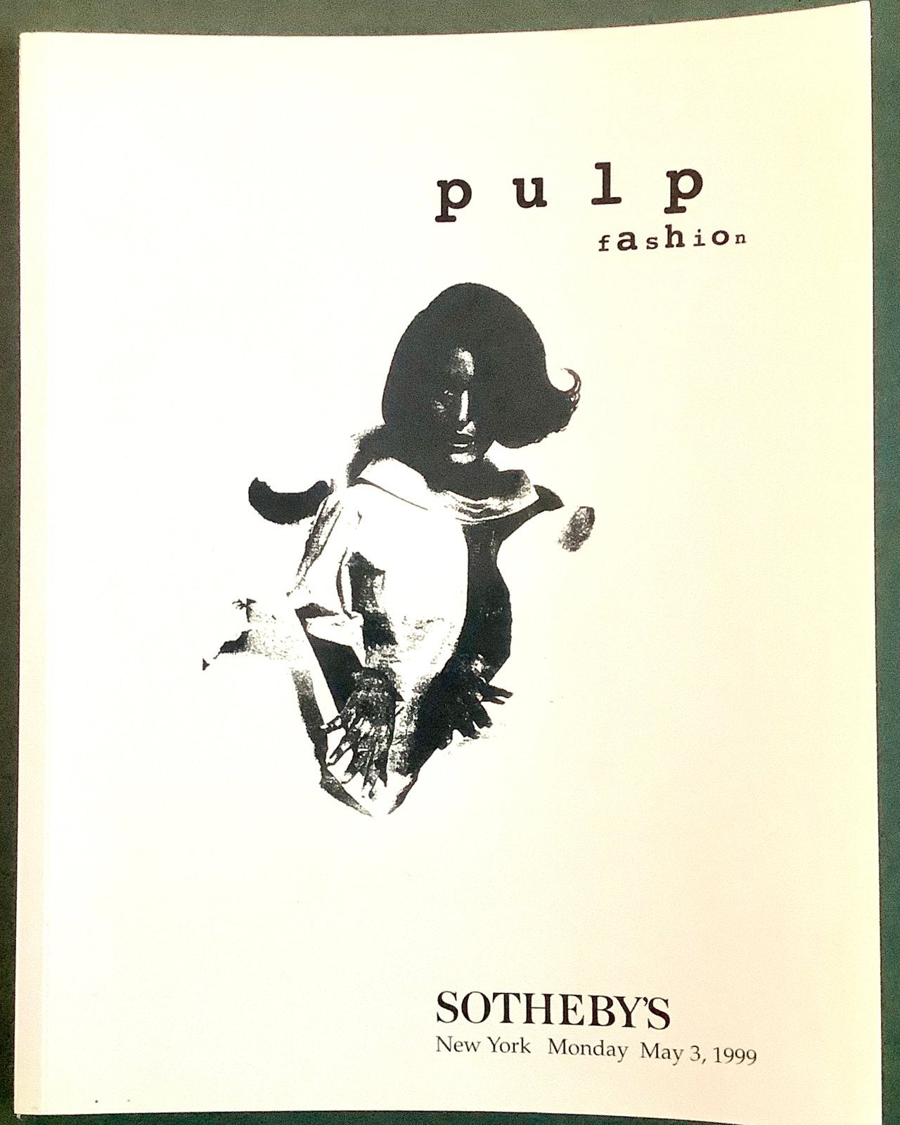 Sotheby’s PULP FASHION Mode Vintage catalogus NewYork 1999, Boeken, Ophalen of Verzenden, Zo goed als nieuw, Mode algemeen