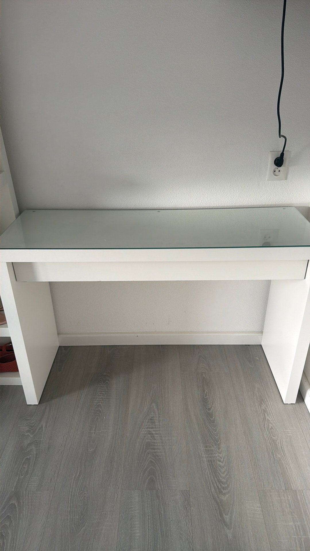 Mooie ikea toilettafel/ buro met glasplaat, Huis en Inrichting, Ophalen, 50 tot 100 cm, Zo goed als nieuw, Modern