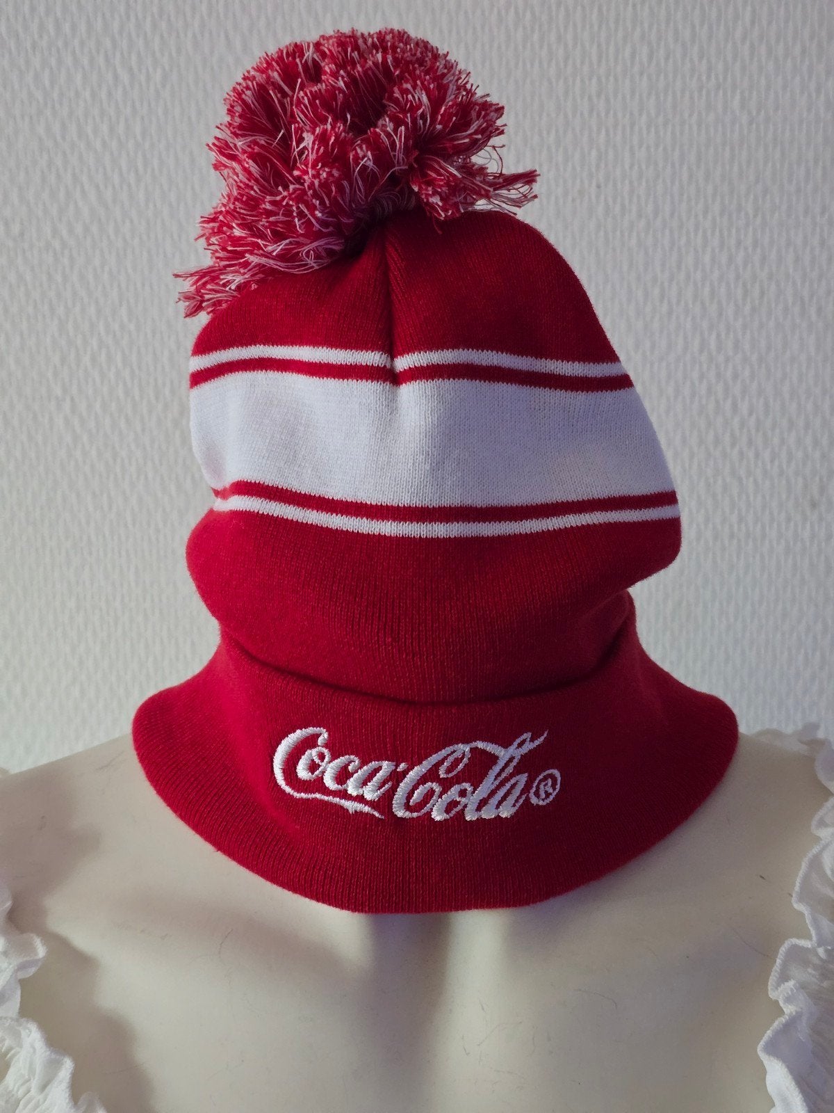 Coca-Cola Beanie Muts met Pompon - Rood/Wit, Hoed, Zo goed als nieuw, Coca-Cola, One size fits all
