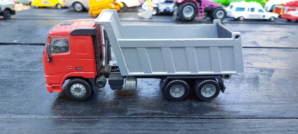 Volvo 420 Kiepwagen Modelauto - Rood/Grijs, Overige merken, Gebruikt, 1:50 of kleiner, Ophalen of Verzenden
