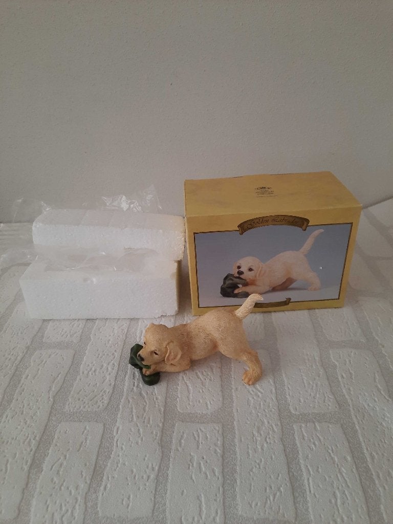 The Leonardo Collection Blonde Labrador met laars - 14 cm, Ophalen of Verzenden, Nieuw, Hond of Kat, Beeldje of Figuurtje