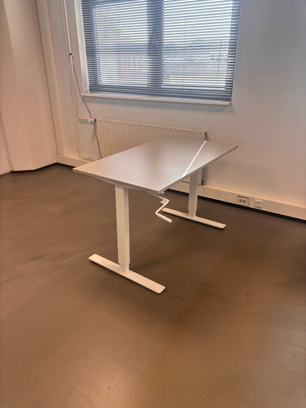 IKEA TROTTEN in hoogte verstelbaar bureau + 2 bureaustoelen, Ophalen, Zit-sta bureau, Spaanplaat of MDF, In hoogte verstelbaar