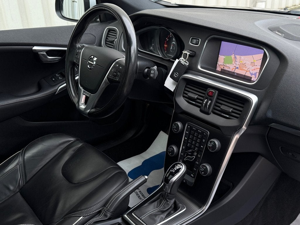 Volvo V40 1.5 T3 Polar+ Sport - AUTOMAAT - PANODAK - ZWART L, Auto's, 4 cilinders, 700 kg, Zwart, Bedrijf