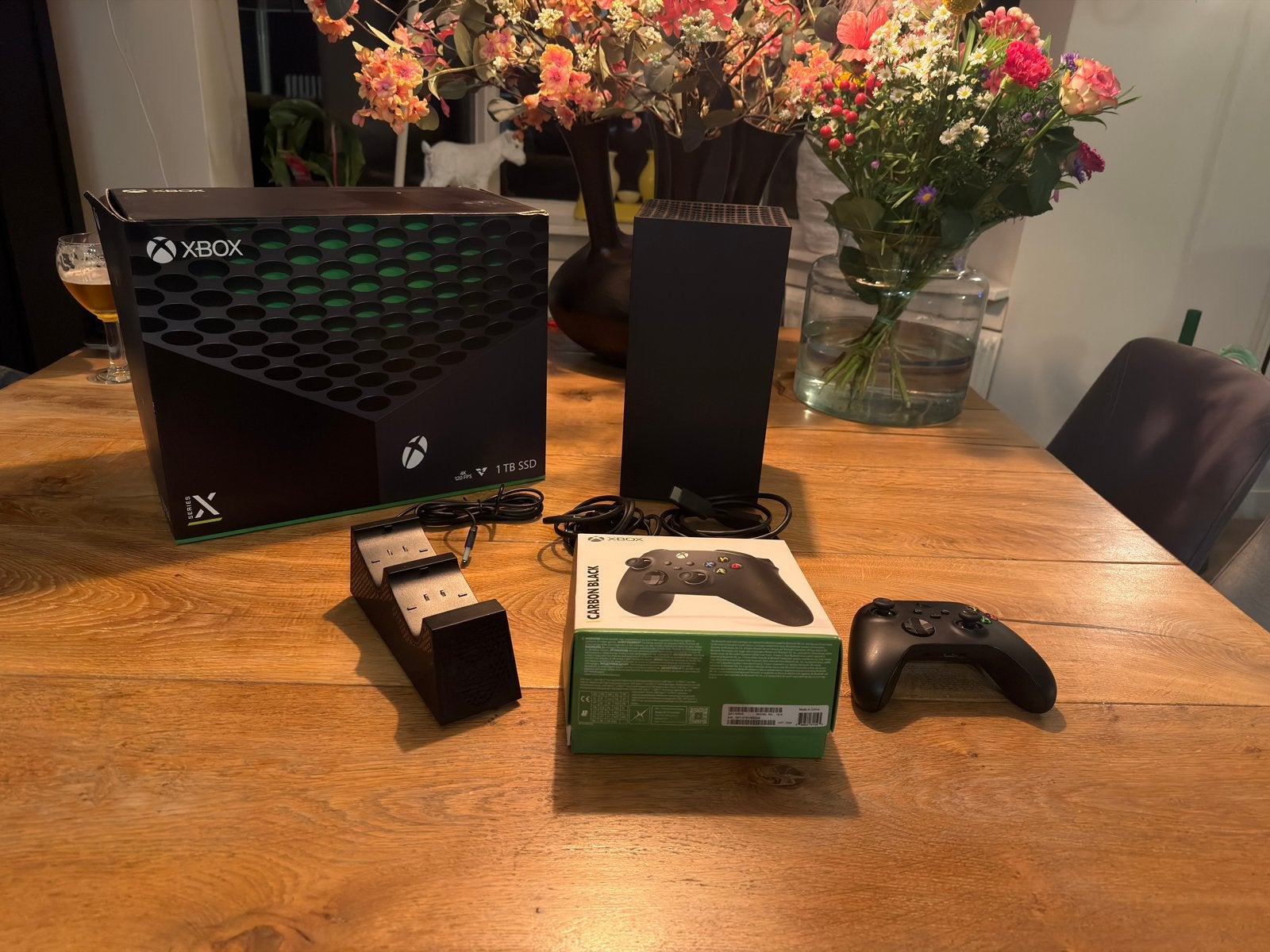 Xbox Series X 1TB SSD met doos, oplaaddock en 3 controllers