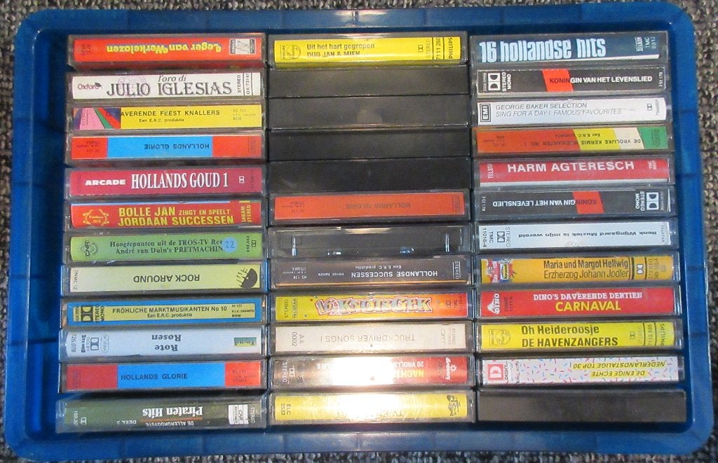 36x cassette bandjes diversen in bak 1, Gebruikt, Overige genres, Ophalen of Verzenden, Origineel