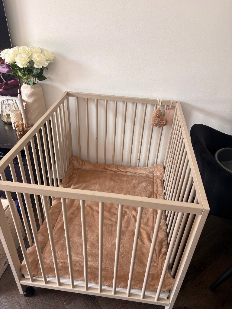 Baby box te koop beige op wieltjes, Ophalen, Zo goed als nieuw, Rechthoekig, In hoogte verstelbaar