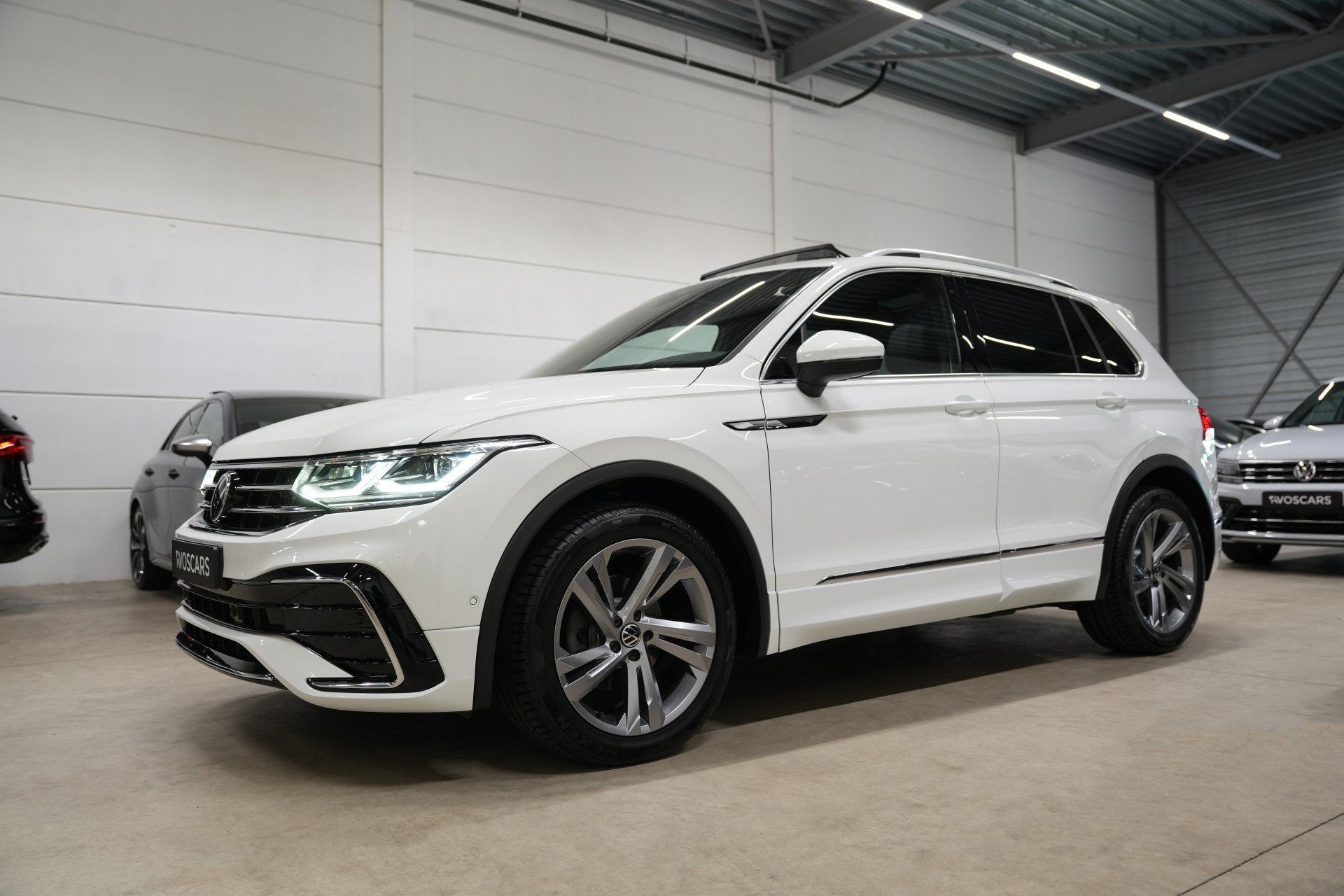 Volkswagen Tiguan 1.5 TSI R-Line * Trekhaak - Pano - Leder -, Dealer onderhouden, 15 km/l, 4 cilinders, SUV of Terreinwagen