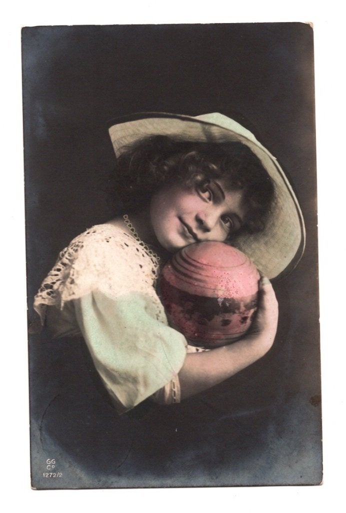 Antieke Fotokaart Meisje met Hoed en Kruik Gelopen, Ophalen of Verzenden, Voor 1920, Gelopen, Kinderen