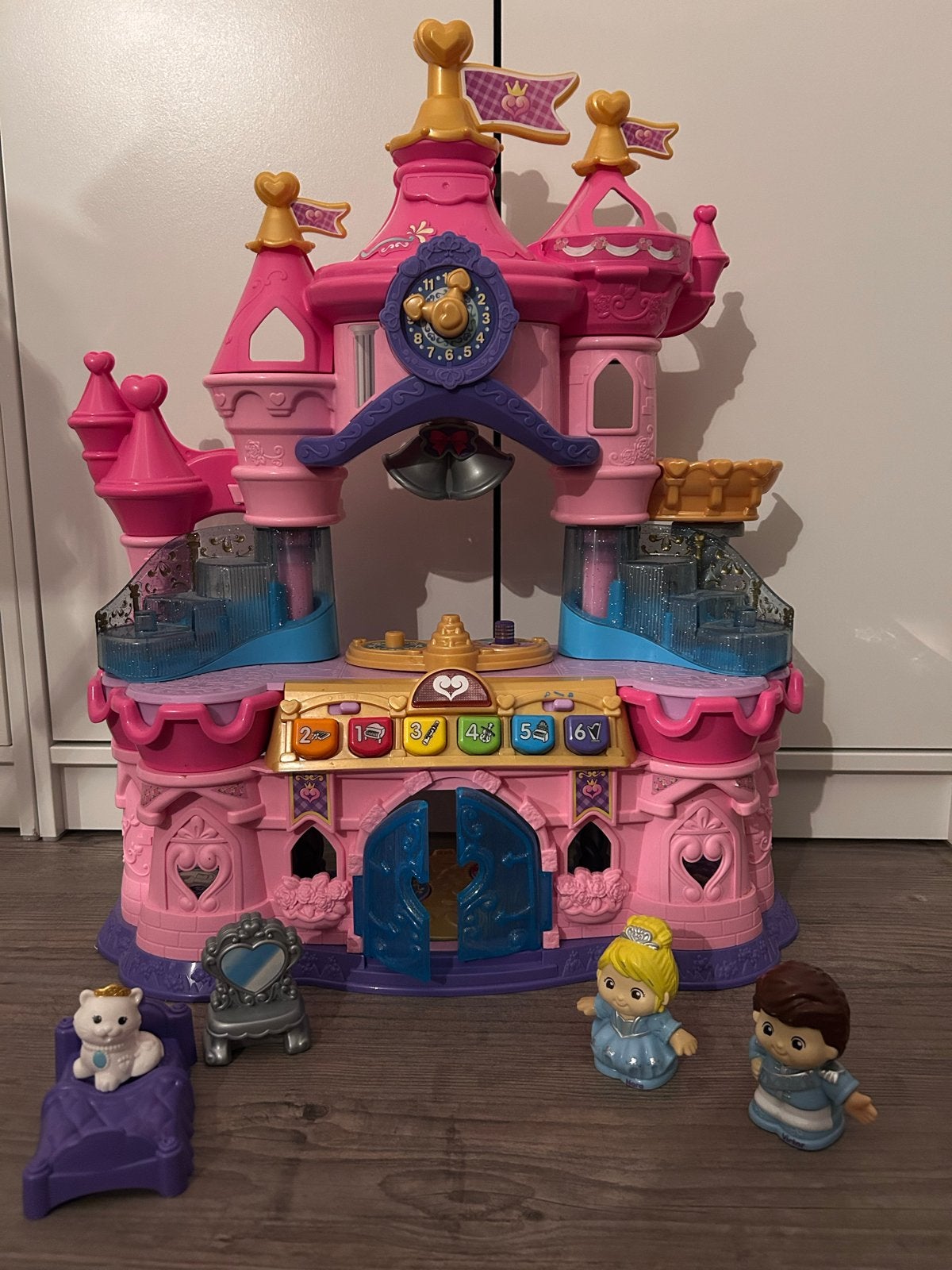 Vrolijke Vriendjes Kasteel met figuren en accessoires, Ophalen, Zo goed als nieuw, Poppenhuis